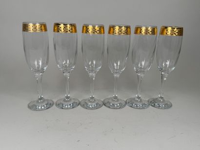 Suite de 6 flûtes à champagne en verre à...