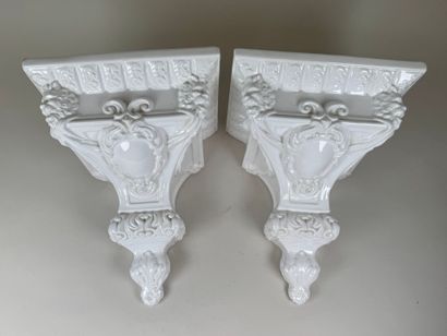 Paire de consoles en céramique blanche à...