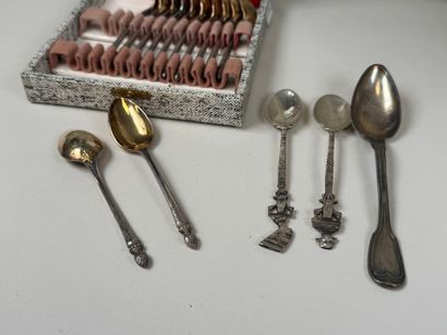 Suite de douze petites cuillères en métal...