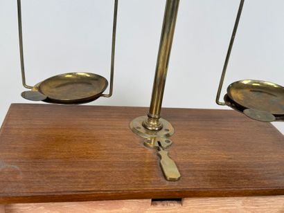Balance de bijoutier ou trébuchet en bois...