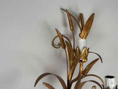 Grande applique en métal doré à cinq lumières...