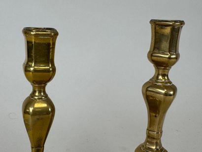 Deux flambeaux en bronze, la base octogonale.
XXe.
H....