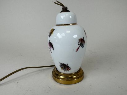 Petit pied de lampe en porcelaine à décor...