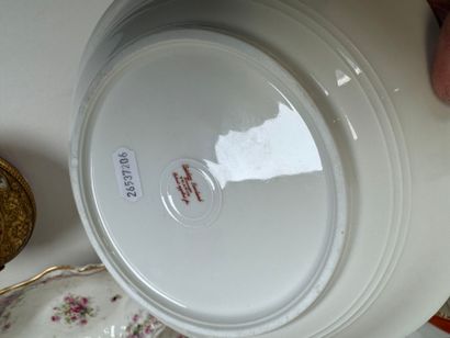 Important lot of polychrome and gold porcelain...