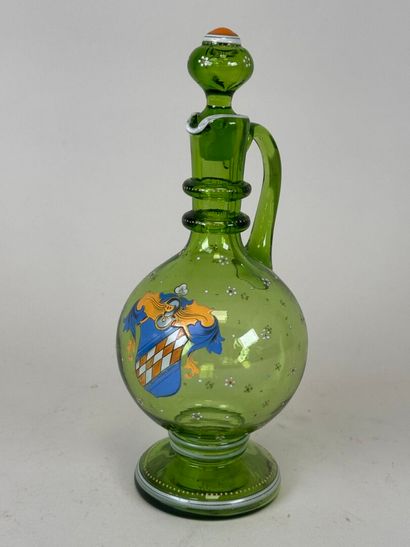 Petit carafon en verre coloré à décor émaillé...