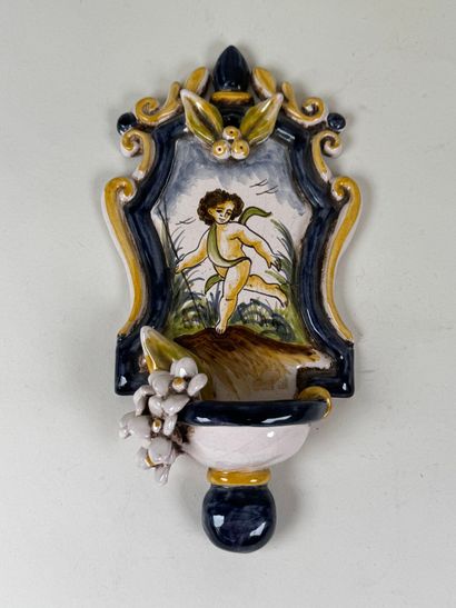 Bénitier en faïence polychrome à décor en...