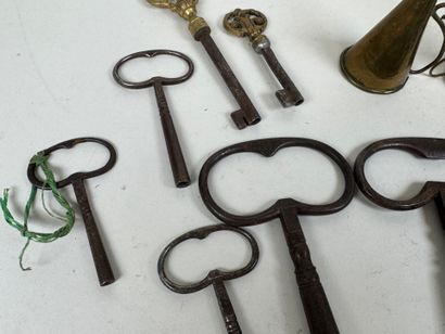 Collection of 22 metal keys for watches,...