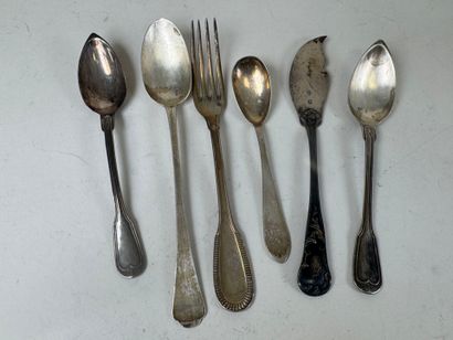 Six pièces dépareillées en argent dont fourchette...