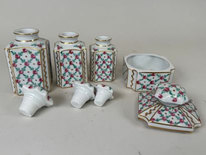 Nécessaire de toilette en porcelaine polychrome...