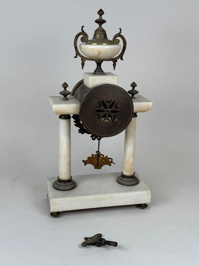 COLLET à Montargis.
Pendule portique en albâtre...