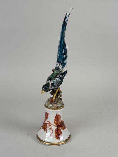 École, XXe.
Oiseau branché.
Sujet en porcelaine...
