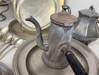 Lot of silver-plated or pewter platerie (some...