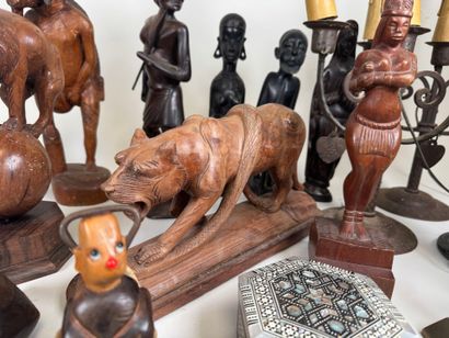 Importante collection de personnages en bois...