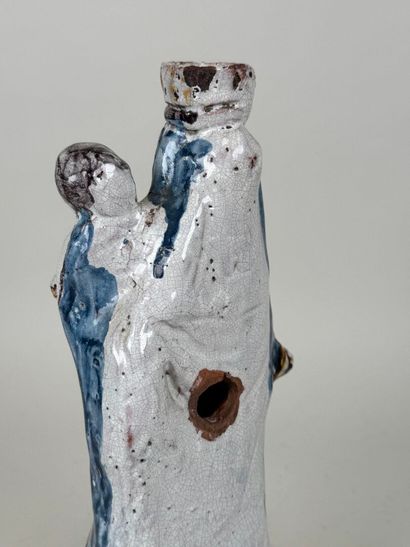 NEVERS.
Vierge à l'Enfant. 
Terre cuite émaillée...