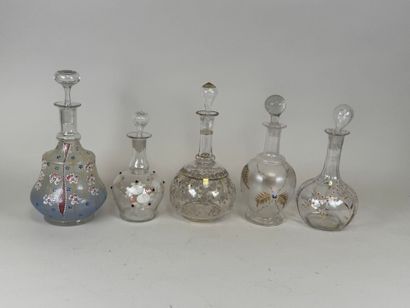 Cinq carafes ou carafons en verre à décor...