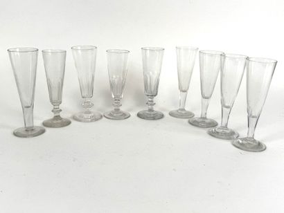 Neuf flûtes à champagne en verre et cristal.
H....