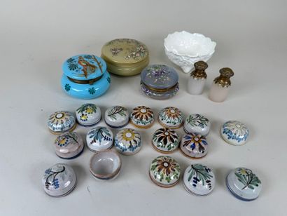 Lot comprenant :
- 3 bonbonnières en verre...