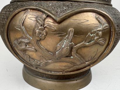 JAPON, vers 1900. 
Cache-pot en bronze à...