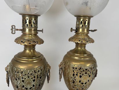 Paire de lampes à pétrole en bronze ajouré...