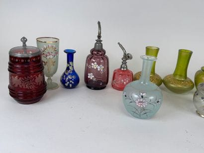 11 pièces dont vases, bonbonnière, flacons,...