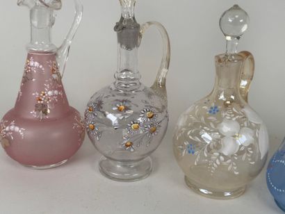 Cinq carafons ou carafes en verre à décor...