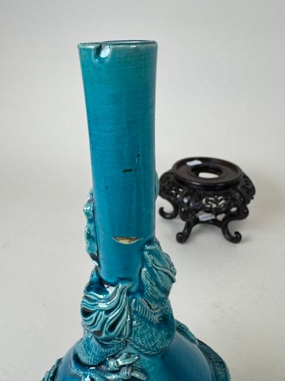 ASIE, XXe.
Vase bouteille en céramique bleue...