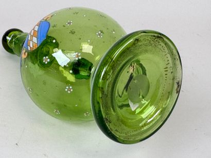 Petit carafon en verre coloré à décor émaillé...