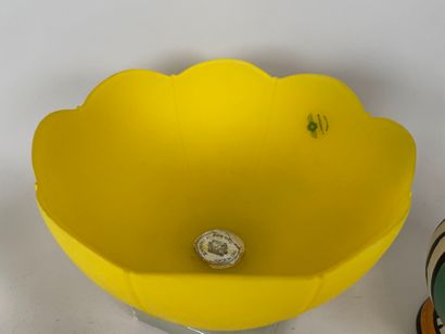 Lot comprenant :
- un vase en verre de forme...