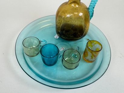 Ensemble en verre coloré comprenant un plateau...
