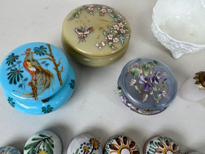 Lot comprenant :
- 3 bonbonnières en verre...