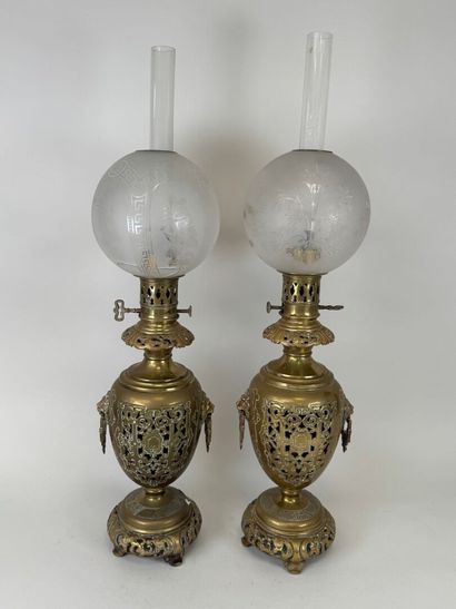 Paire de lampes à pétrole en bronze ajouré...