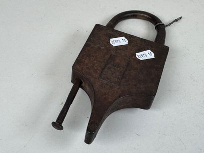 Metal padlock.
18th century.
20 x 9 x 2.5...