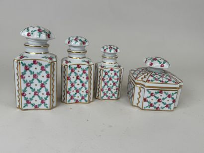 Nécessaire de toilette en porcelaine polychrome...