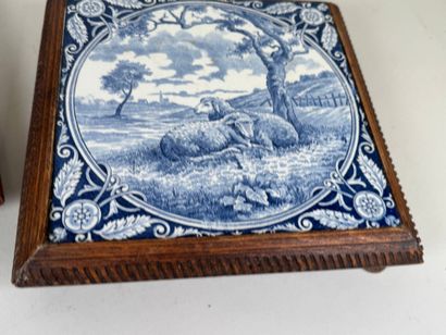 Deux dessous de plat en bois mouluré et sculpté...