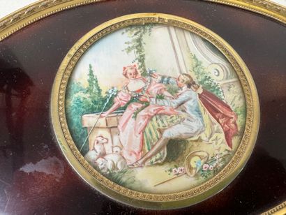 Lot de deux bonbonnières en métal doré ou...