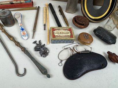 Important lot of display items including...