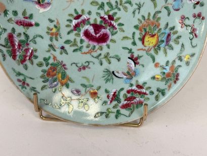 CHINE.
Assiette ou plat circulaire en porcelaine...