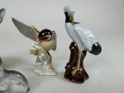 Cinq petits sujets en porcelaine polychrome...