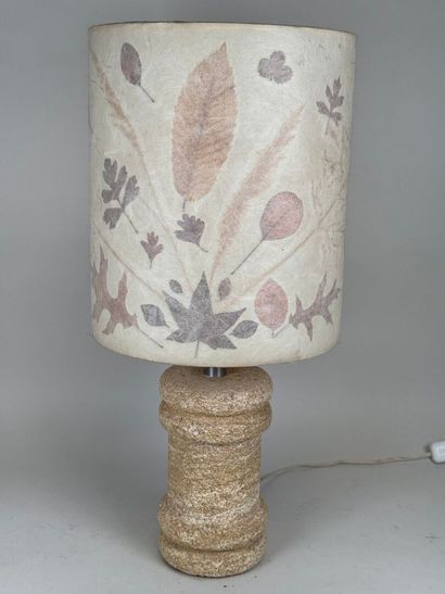 Lampe en pierre reconstituée, l'abat-jour...