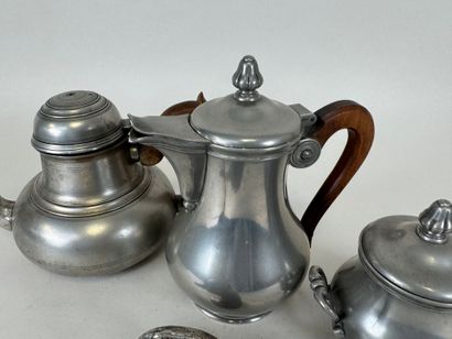 Ensemble de quatre pièces de forme en étain...