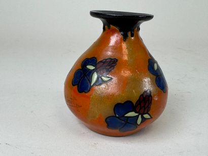 GUENOIT à Paris (?).
Petit vase en verre...