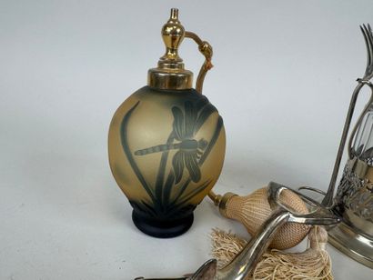 Lot d'objets de vitrine dont :
- un pulvérisateur...