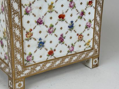 Important cache-pot en porcelaine polychrome...