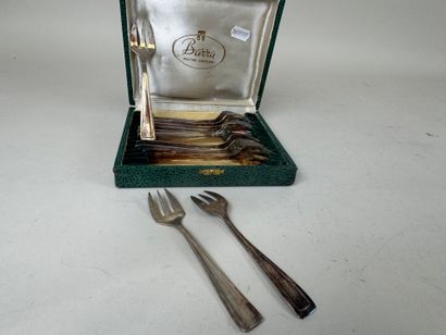 Série de 12 petites fourchettes à huître...