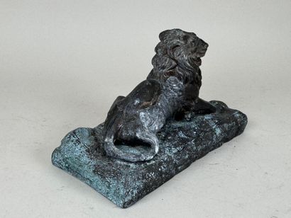 École XXe. 
Lion sur sa terrasse.
Sujet en...