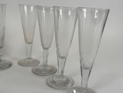 Neuf flûtes à champagne en verre et cristal.
H....