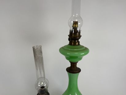 Grande lampe à pétrole en verre opalin sur...