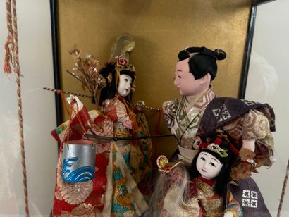 JAPON, XXe.
Diorama en bois laqué et verre...