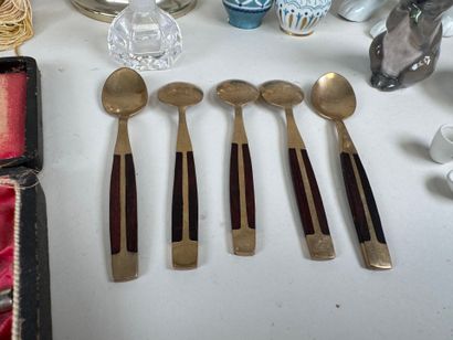 Lot d'objets de vitrine dont :
- un pulvérisateur...