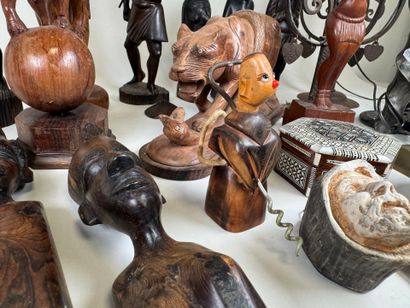 Importante collection de personnages en bois...